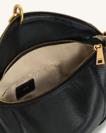 Sac bandoulière Jayla orné d’un pendentif en métal – Noir