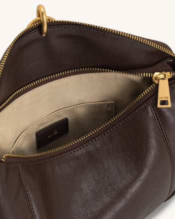 Sac bandoulière Jayla orné d’un pendentif en métal – Marron foncé