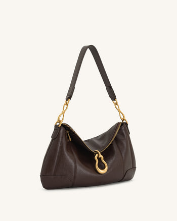 Sac bandoulière Jayla orné d’un pendentif en métal – Marron foncé