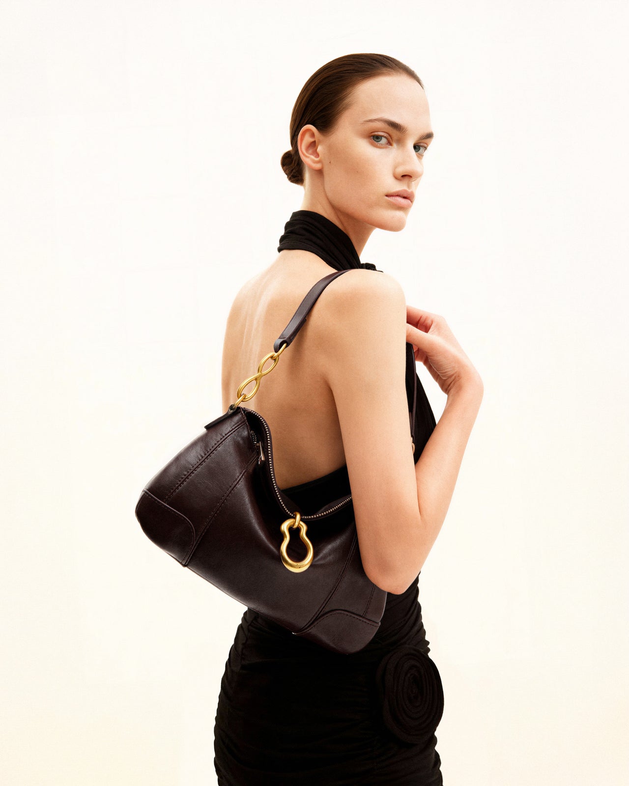 Sac bandoulière Jayla orné d’un pendentif en métal – Marron foncé