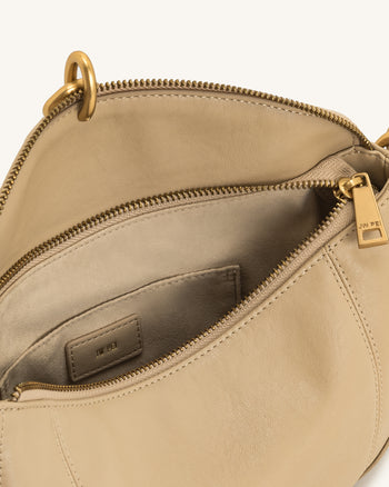 Sac bandoulière Jayla orné d’un pendentif en métal – Kaki