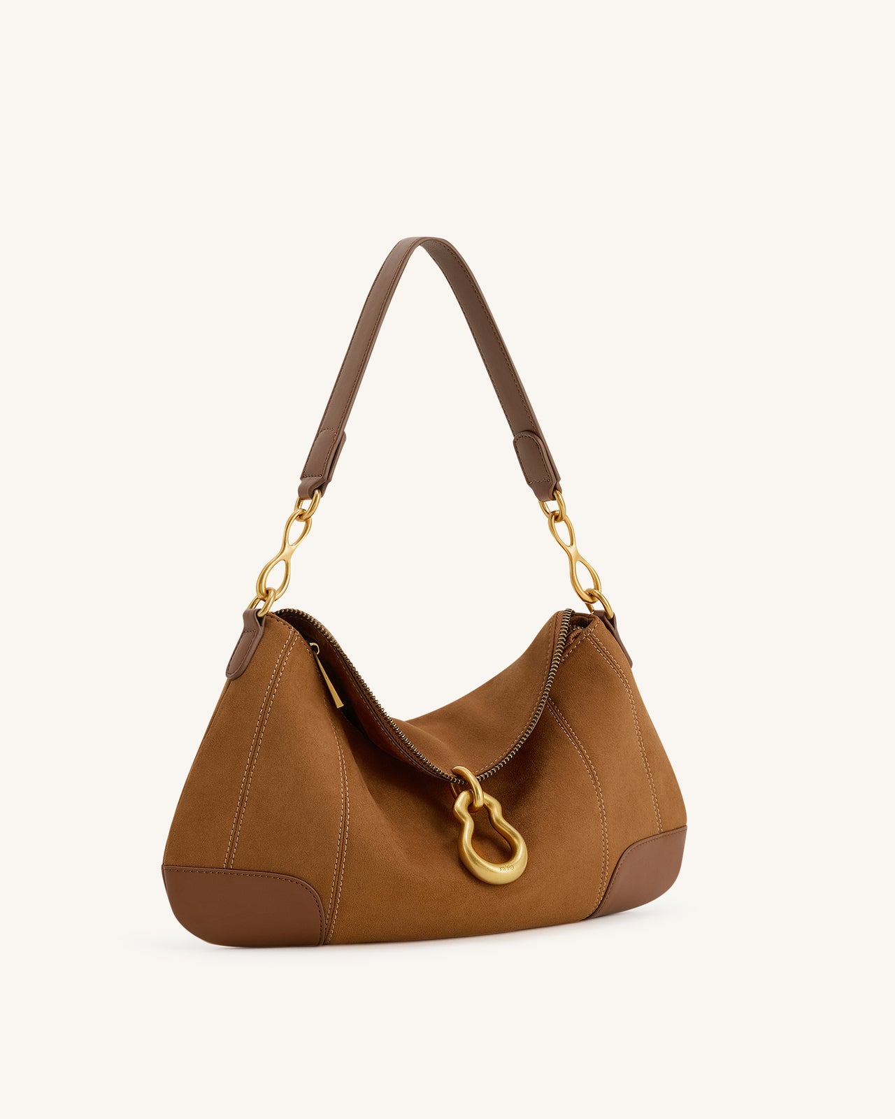 Sac épaule Jayla en daim synthétique orné d’un pendentif en métal – Marron