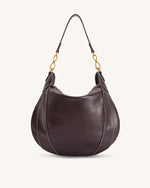 Sac à bandoulière orné d'un pendentif métallique Daria - Marron foncé