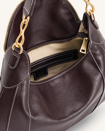 Sac à bandoulière orné d'un pendentif métallique Daria - Marron foncé