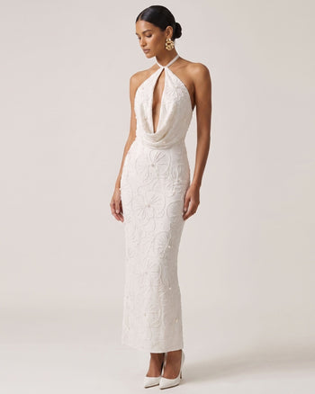 Robe longue dos nu à encolure bénitier et ouverture goutte d'eau brodée de perles Orchidée - Blanc