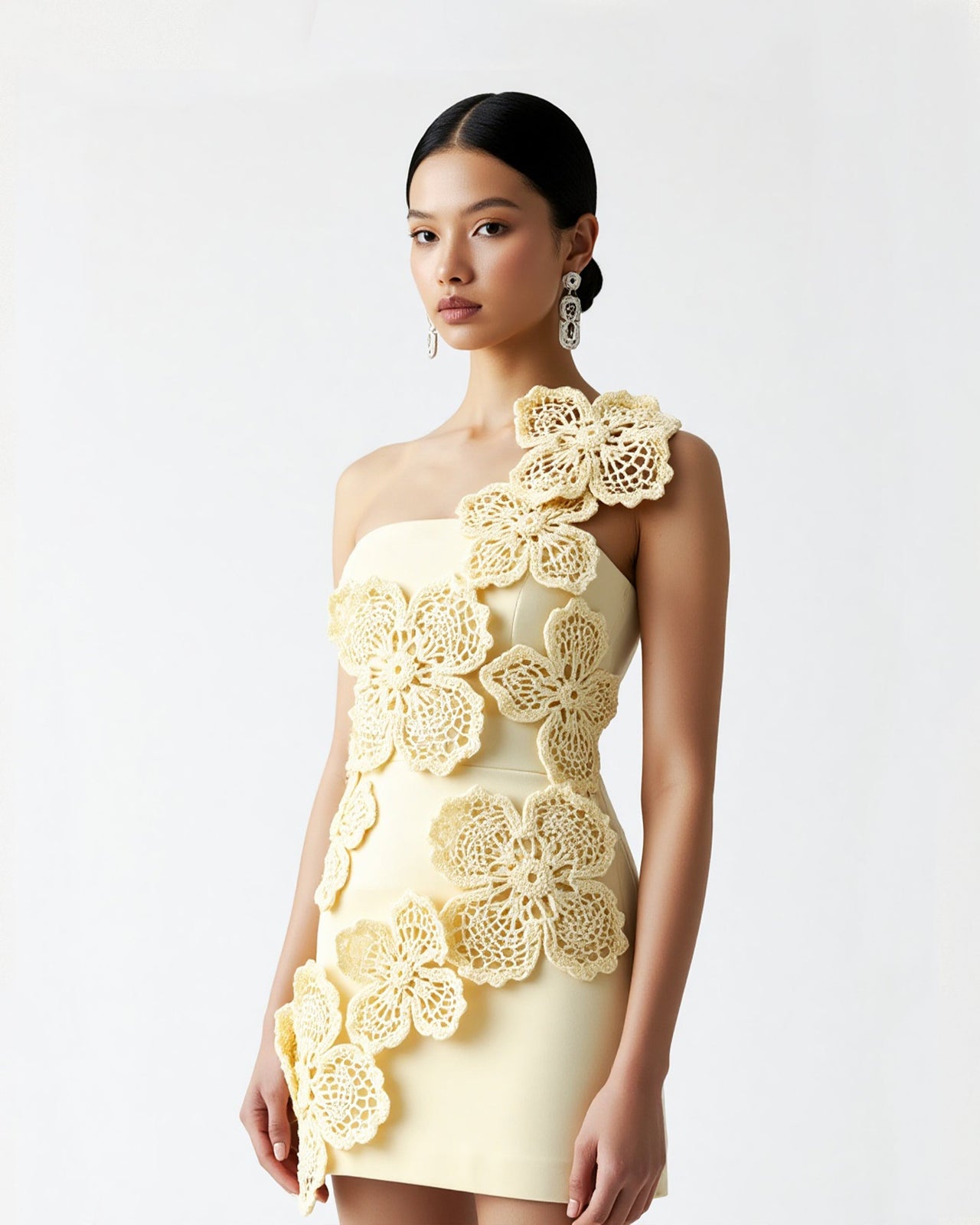Robe courte mini crochet avec application florale - Jaune