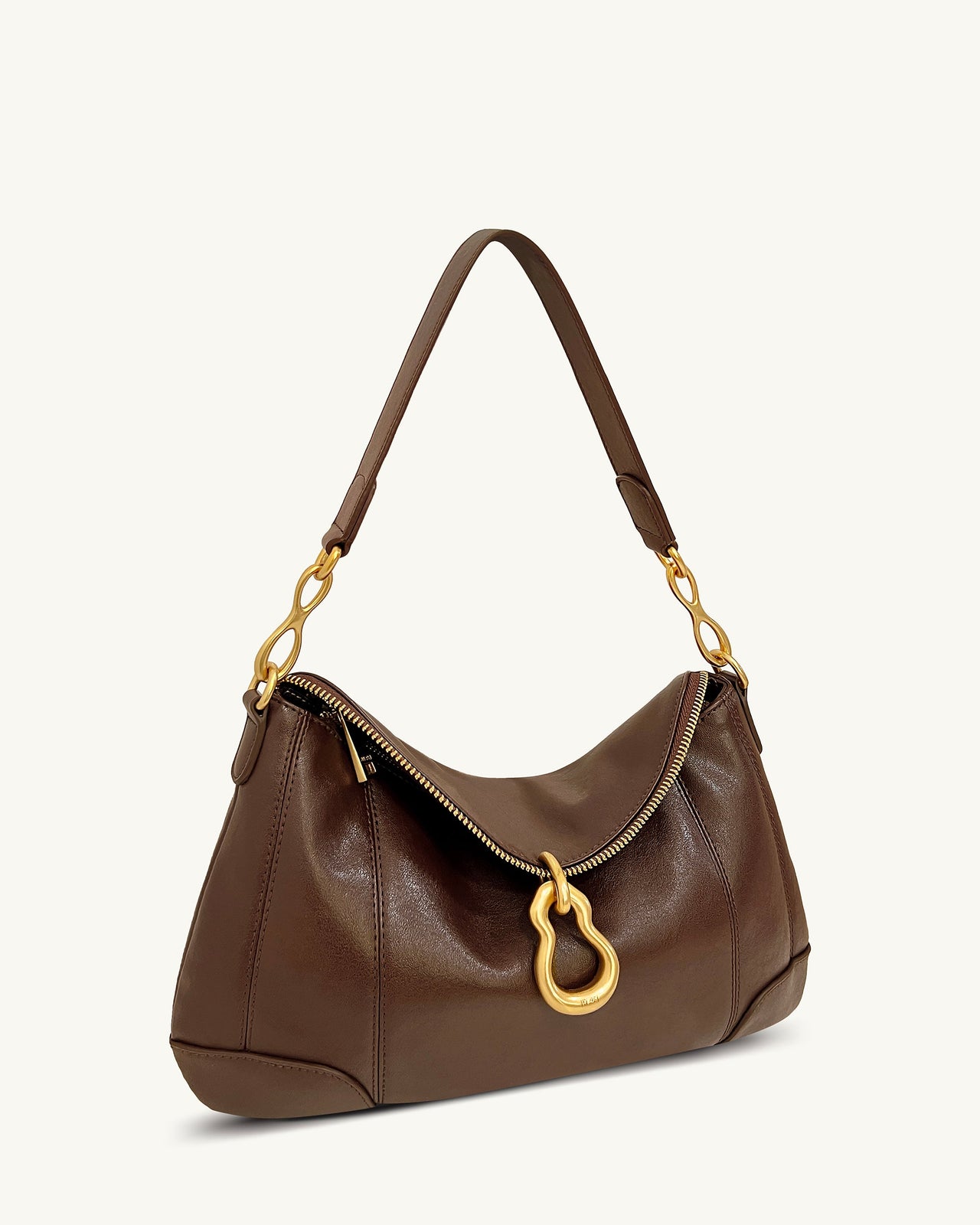 Sac bandoulière Jayla orné d’un pendentif en métal – Marron foncé