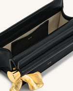 Pochette Holly ornée d'un pendentif en métal - Noir