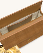 Pochette Holly en daim synthétique ornée d'un pendentif en métal - Marron