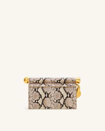 Pochette Holly en Similicuir Serpent avec Pendentif Métallique – Abricot
