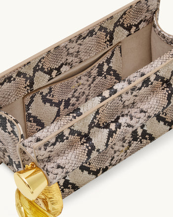 Pochette Holly en Similicuir Serpent avec Pendentif Métallique – Abricot
