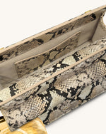 Pochette Holly en Similicuir Serpent avec Pendentif Métallique – Abricot