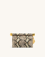 Pochette Holly en Similicuir Serpent avec Pendentif Métallique – Abricot