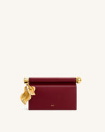 Pochette Holly ornée d'un pendentif en métal - Bordeaux