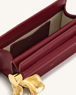 Pochette Holly ornée d'un pendentif en métal - Bordeaux