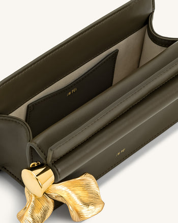Pochette décorée d'un pendentif en métal Holly - Olive foncé