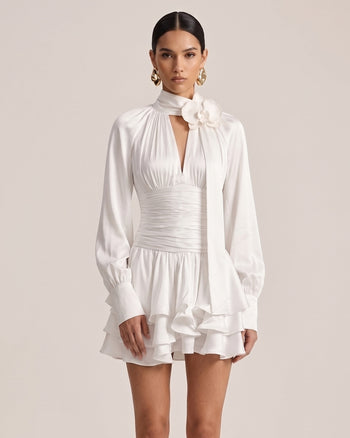 Robe courte à manches longues avec ornements en forme d'orchidée et ouverture goutte d'eau - Crème