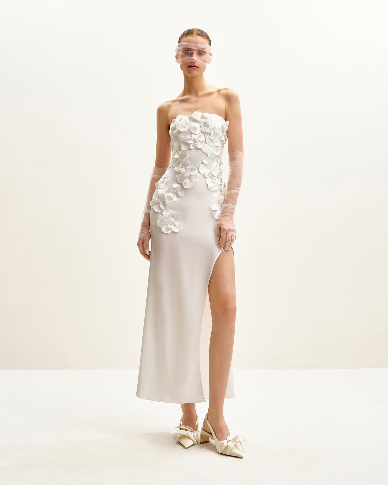 Robe longue brodée de fleurs - Blanche