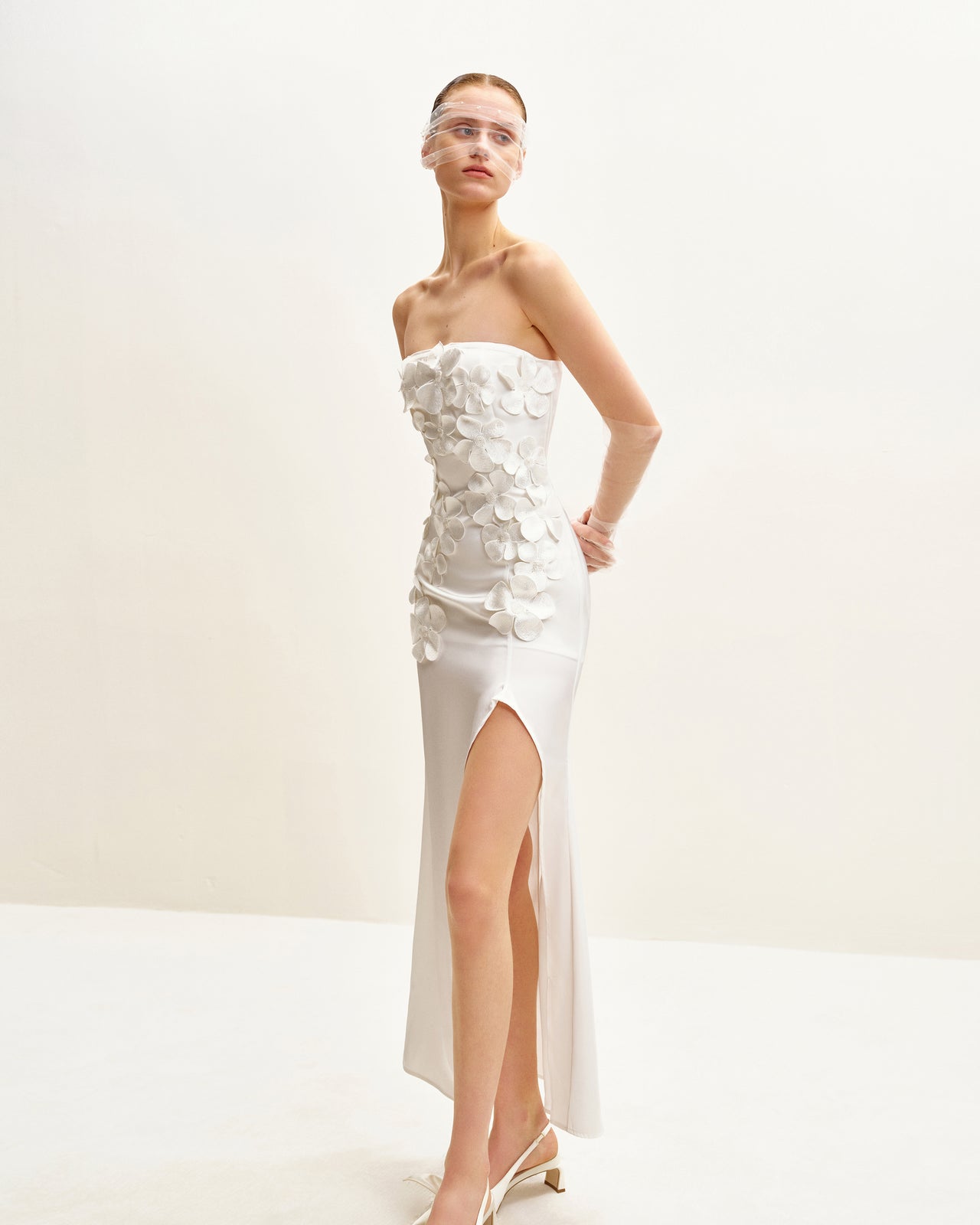 Robe longue brodée de fleurs - Blanche
