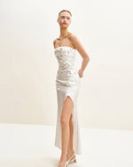 Robe longue brodée de fleurs - Blanche