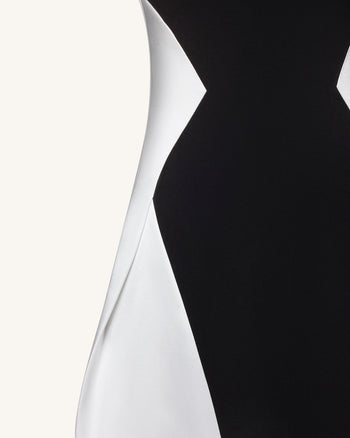 Robe longue monochrome à empiècements – Noir