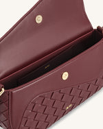 Sac bandoulière Addisyn à texture tressée – Bordeaux