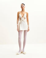 Robe courte blanche à encolure en V avec embellissement floral de Yuliya - Blanc