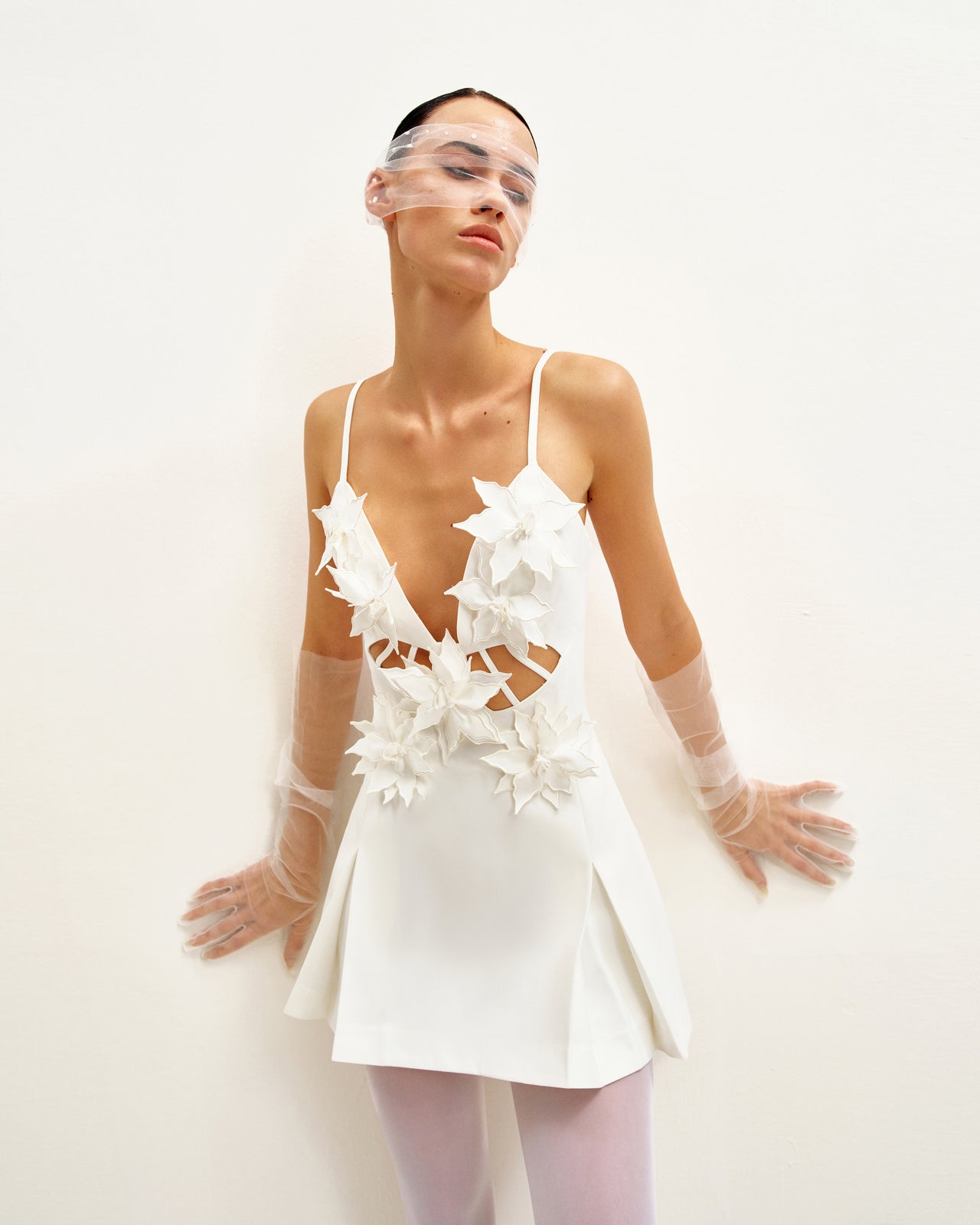 Robe courte blanche à encolure en V avec embellissement floral de Yuliya - Blanc