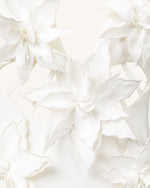 Robe courte blanche à encolure en V avec embellissement floral de Yuliya - Blanc