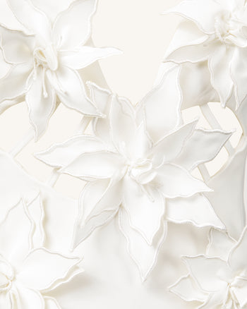 Robe courte blanche à encolure en V avec embellissement floral de Yuliya - Blanc