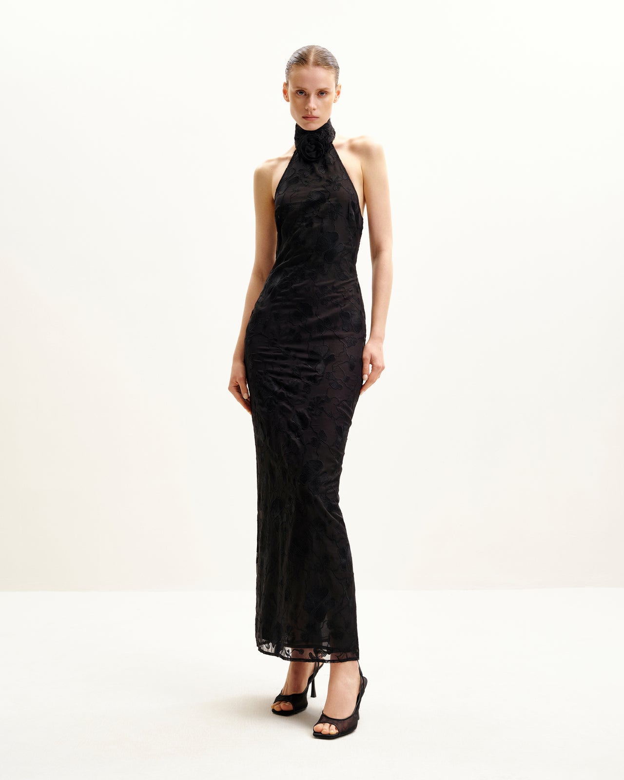 Robe longue noire à col halter en dentelle florale Uliana - Noir