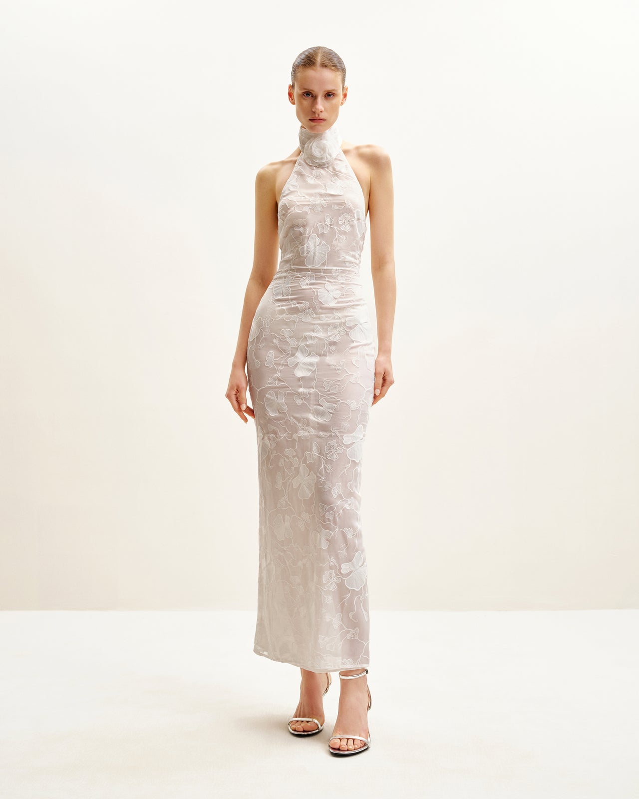 Robe longue blanche à col halter en dentelle florale Uliana - Blanc