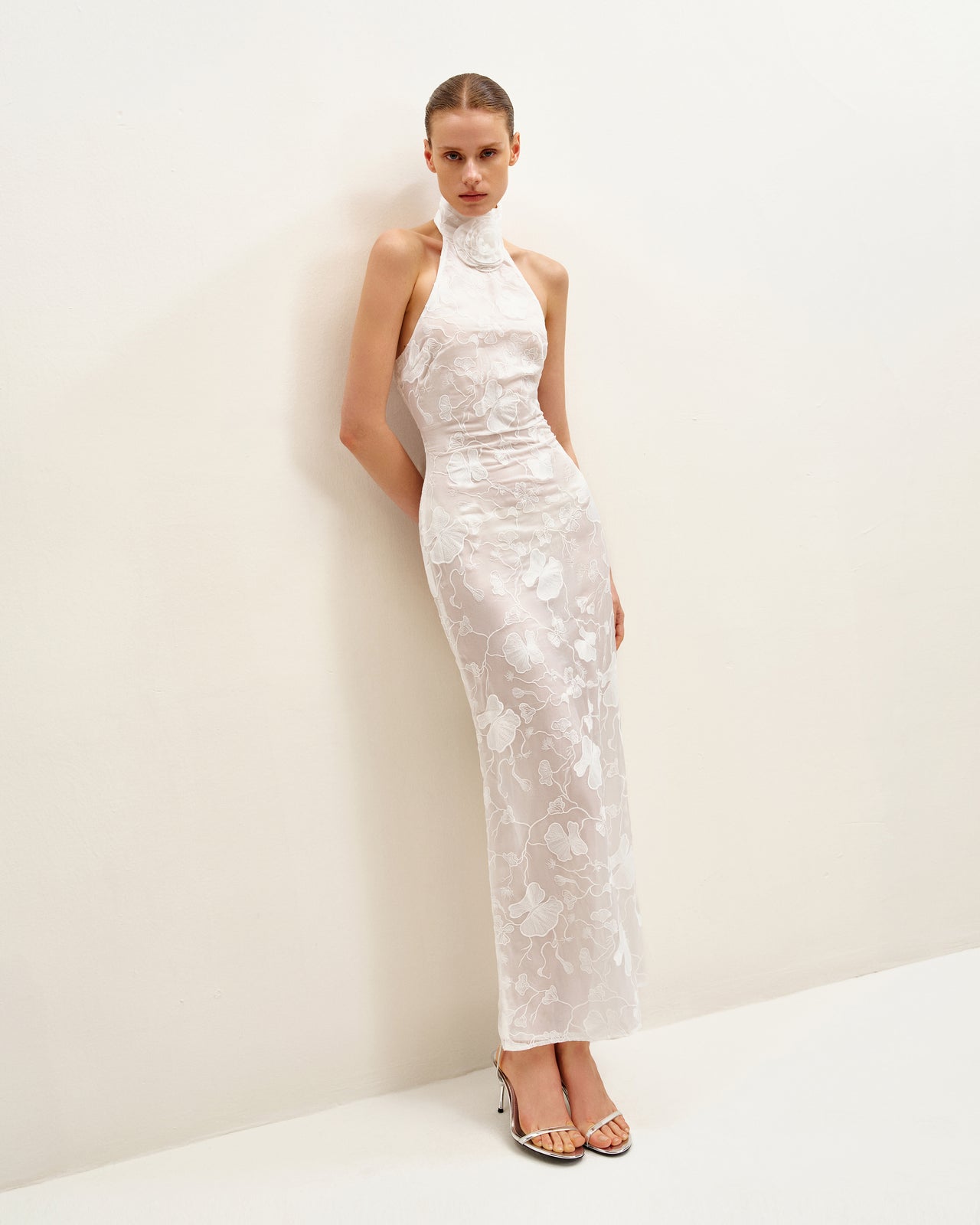 Robe longue blanche à col halter en dentelle florale Uliana - Blanc