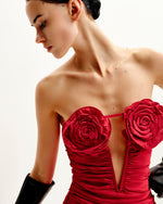 Robe mini Bailee à appliques florales rouges et bustier froncé - Rouge