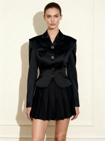 Blazer court en satin à taille sculptée – Noir