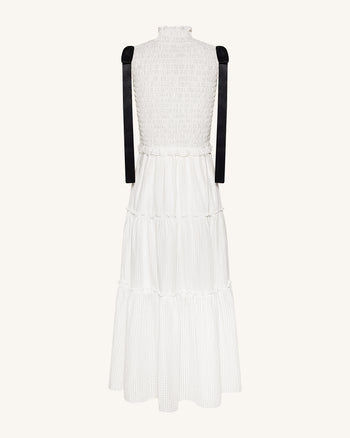Robe longue smockée à trois volants, col montant et sans manches - Blanche