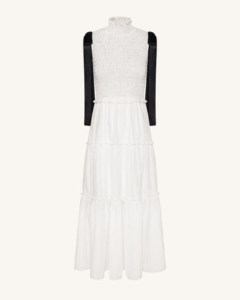 Robe longue smockée à trois volants, col montant et sans manches - Blanche
