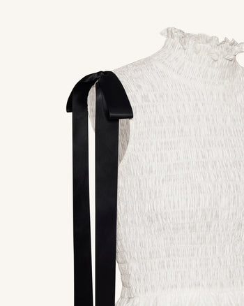 Robe longue smockée à trois volants, col montant et sans manches - Blanche