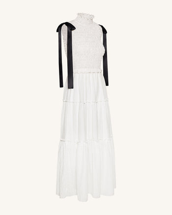 Robe longue smockée à trois volants, col montant et sans manches - Blanche