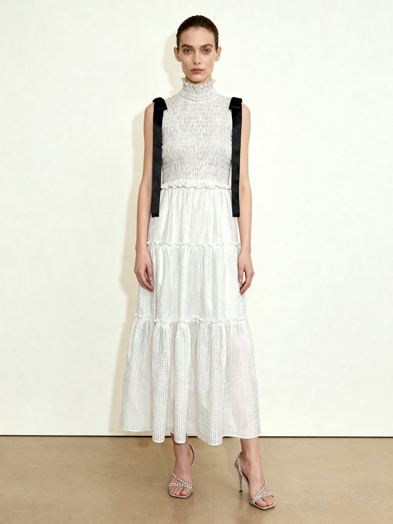 Robe longue smockée à trois volants, col montant et sans manches - Blanche