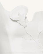 Robe de soirée asymétrique décolleté cœur avec appliqués vigne 3D – Blanc