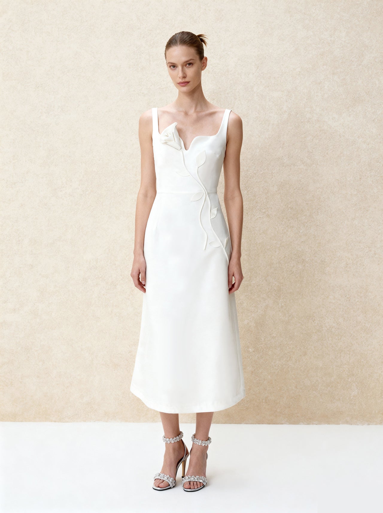 Robe de soirée asymétrique décolleté cœur avec appliqués vigne 3D – Blanc