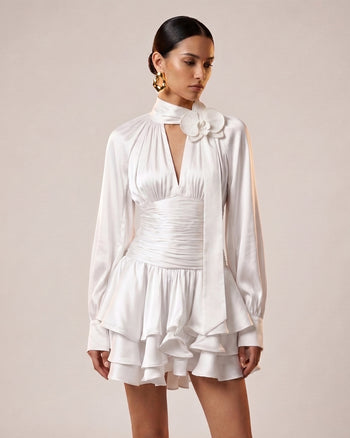 Robe courte à manches longues avec ornements en forme d'orchidée et ouverture goutte d'eau - Crème