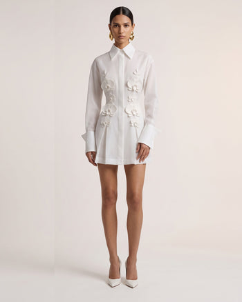 Robe chemise courte à col montant, boutons et orchidée ornementale - Blanc