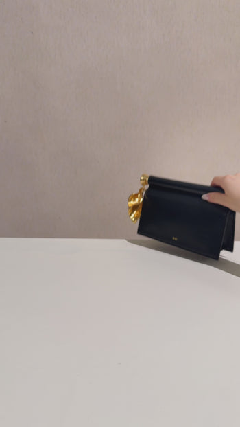Pochette décorée d'un pendentif en métal Holly - Marron foncé