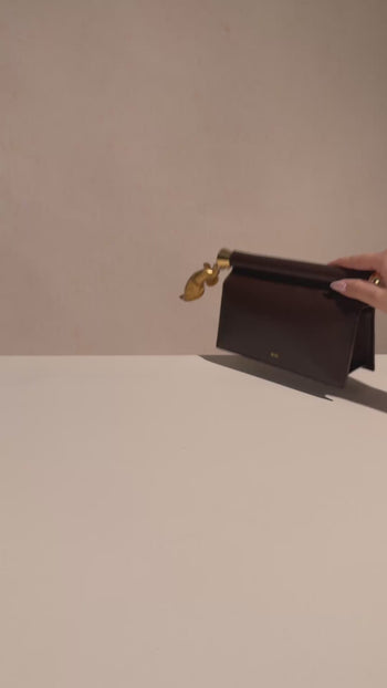 Pochette Holly en daim synthétique ornée d'un pendentif en métal - Marron