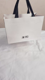 Sac bandoulière Jayla orné d’un pendentif en métal – Blanc