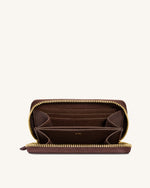 Maeve Portefeuille zippé avec emblème métallique Teckel - Chocolat