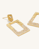 Boucles D'oreilles Rectangle Géométrique Ajouré - Plaqué Or 18ct & Zircon Blanc