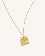 Collier à Pendentif Éventail Plantain - Plaqué Or 18ct & Zircon bleu marine & Nano vert